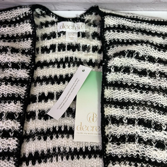 NWT Decree Black and White Striped Open Front Light Weight Poncho XL - Picture 6 of 8